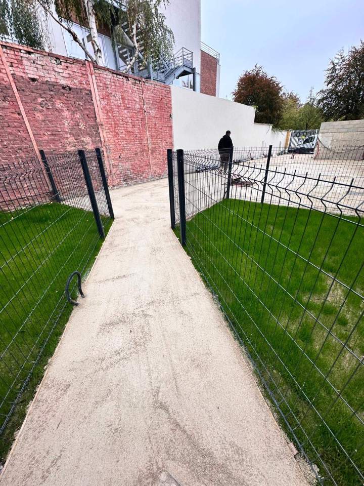  Aménagement d’extérieur : Création de jardins privés, pose de clôtures rigides et réalisation d’un revêtement stabilisé. Un projet alliant esthétique et durabilité pour des espaces extérieurs fonctionnels et élégants.