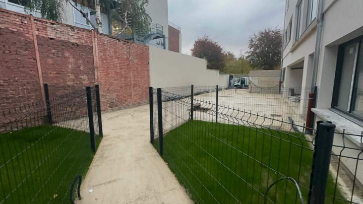 Aménagement d’extérieur : Création de jardins privés, pose de clôtures rigides et réalisation d’un revêtement stabilisé. Un projet alliant esthétique et durabilité pour des espaces extérieurs fonctionnels et élégants.