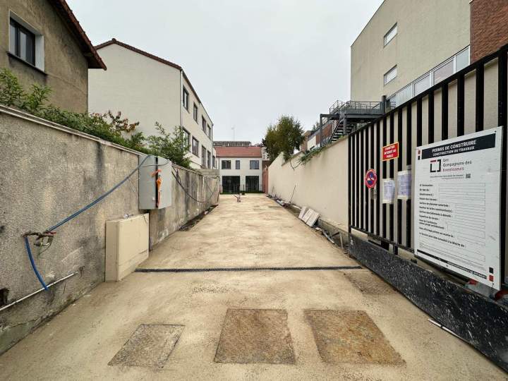 Aménagement d’extérieur : Création de jardins privés, pose de clôtures rigides et réalisation d’un revêtement stabilisé. Un projet alliant esthétique et durabilité pour des espaces extérieurs fonctionnels et élégants.